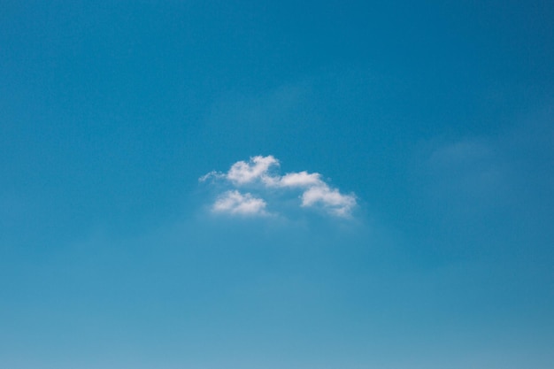 Vista a basso angolo del cielo blu
