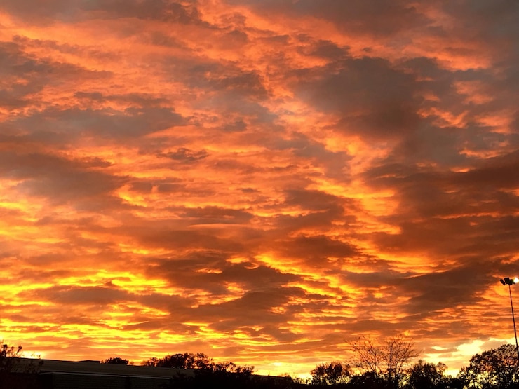 Foto vista a basso angolo del cielo drammatico durante il tramonto