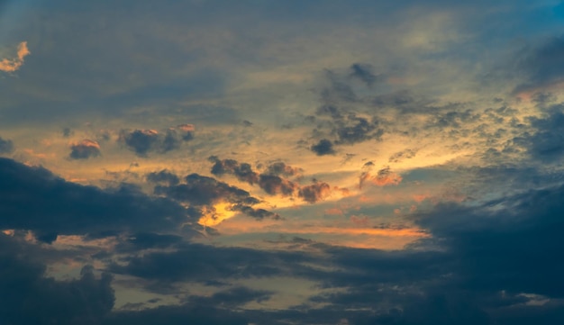 Vista a basso angolo del cielo drammatico durante il tramonto