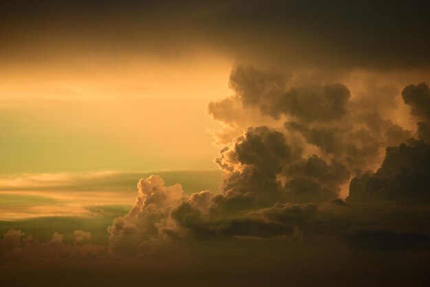 Vista a basso angolo del cielo drammatico durante il tramonto