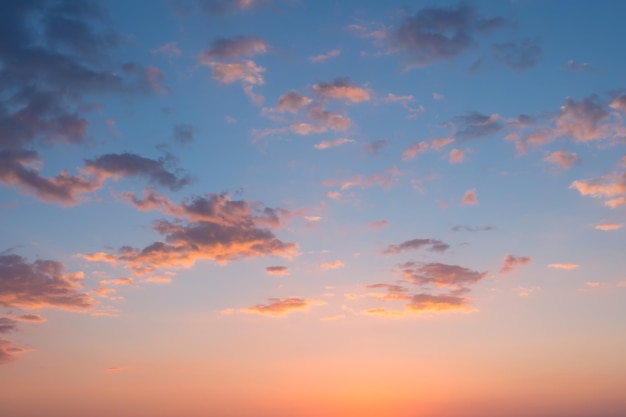 Vista a basso angolo del cielo durante il tramonto