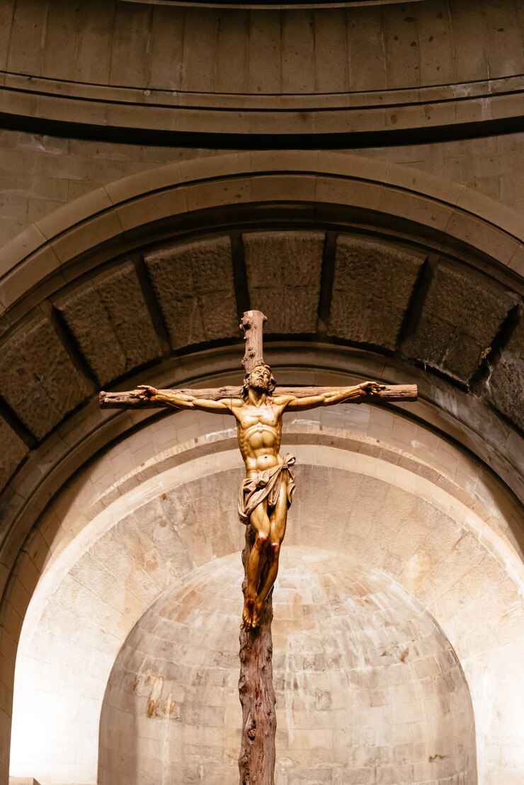 Foto vista a basso angolo del crocifisso in chiesa