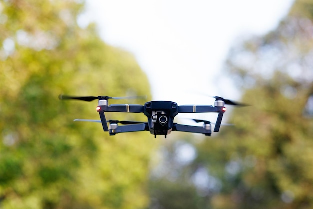 Vista a basso angolo del drone contro il cielo