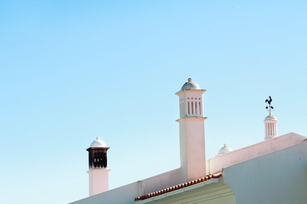 Vista a basso angolo del faro contro un cielo limpido