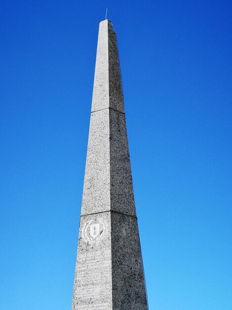 Vista a basso angolo del monumento contro il cielo blu