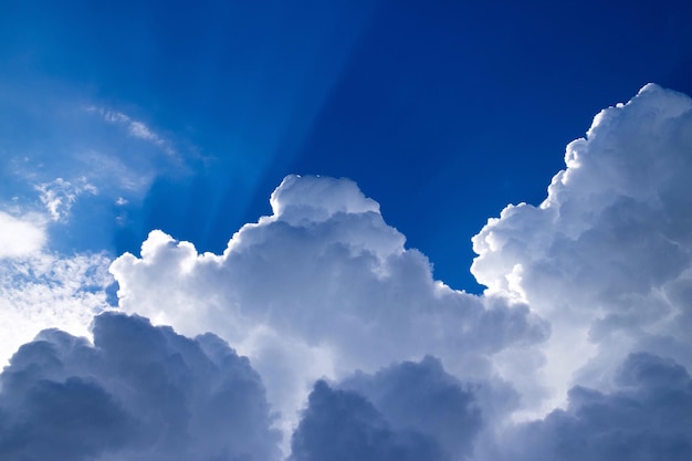Vista a basso angolo del paesaggio nuvoloso contro il cielo in una giornata di sole