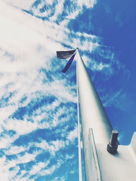 Vista a basso angolo del palo della bandiera contro il cielo blu