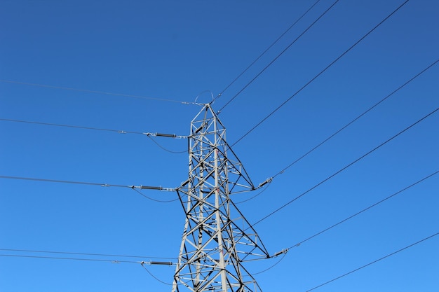 Vista a basso angolo del pilastro elettrico contro un cielo blu limpido