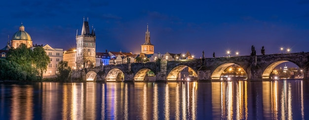 Vista a basso angolo del ponte a torre sul fiume