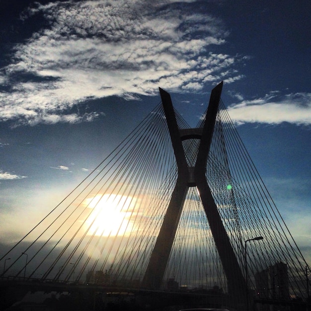 Vista a basso angolo del ponte contro il cielo