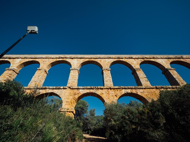 Vista a basso angolo del ponte contro un cielo blu limpido