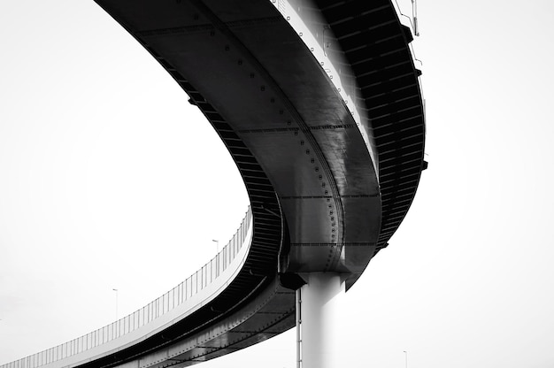 Vista a basso angolo del ponte contro un cielo limpido