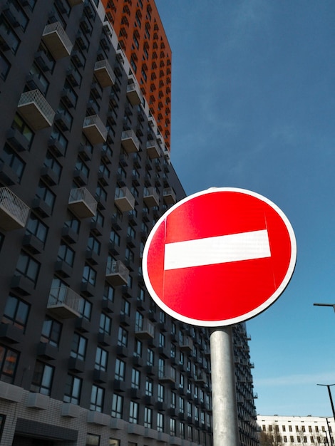Vista a basso angolo del segnale stradale contro gli edifici