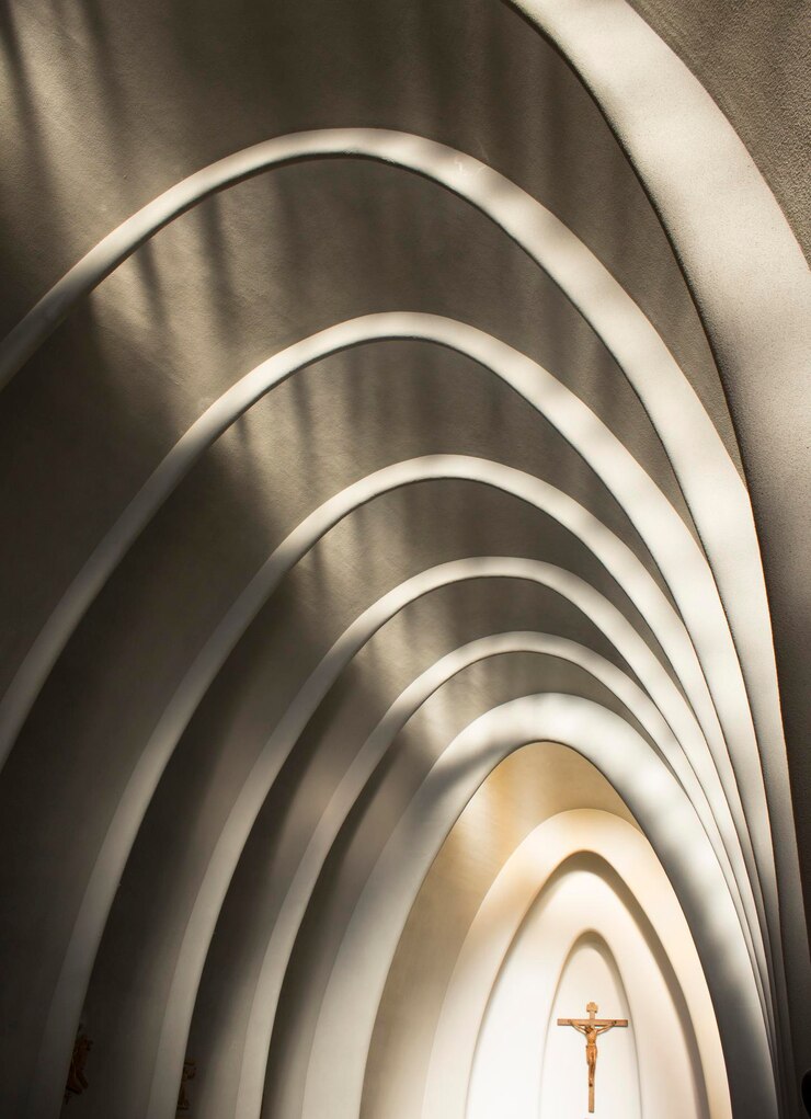Foto vista a basso angolo del soffitto della chiesa
