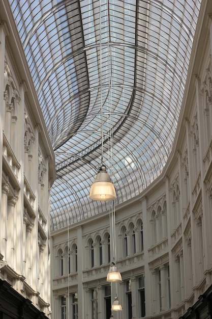 Vista a basso angolo del soffitto illuminato nell'edificio