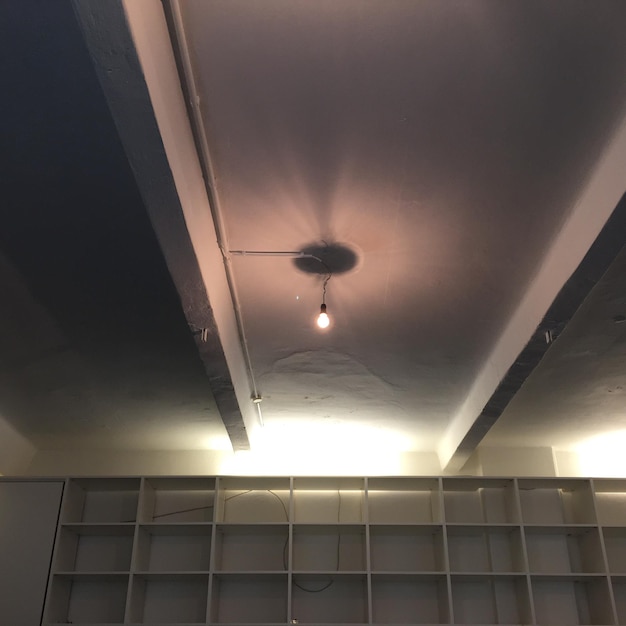 Vista a basso angolo del soffitto illuminato