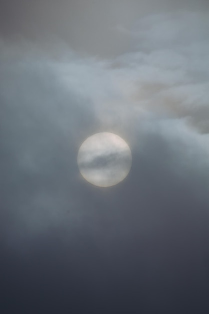 Vista a basso angolo del sole nel cielo