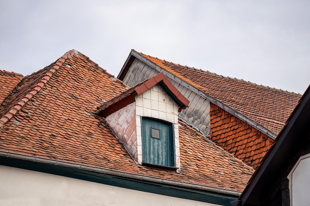 Vista a basso angolo del tetto della casa contro il cielo