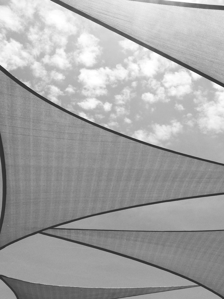 Foto vista a basso angolo del tetto della tenda a disegno contro un cielo nuvoloso