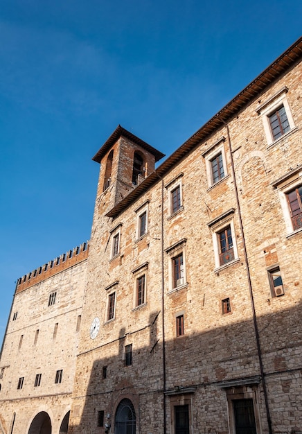 Vista a basso angolo del vecchio edificio contro il cielo blu
