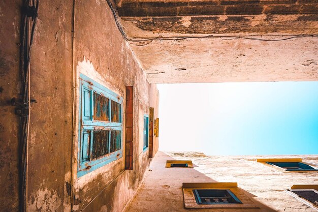 Vista a basso angolo del vecchio edificio contro il cielo