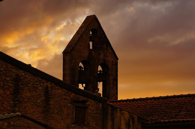 Vista a basso angolo del vecchio edificio contro un cielo nuvoloso