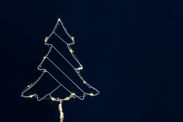 Vista a basso angolo dell'albero di Natale illuminato contro il cielo