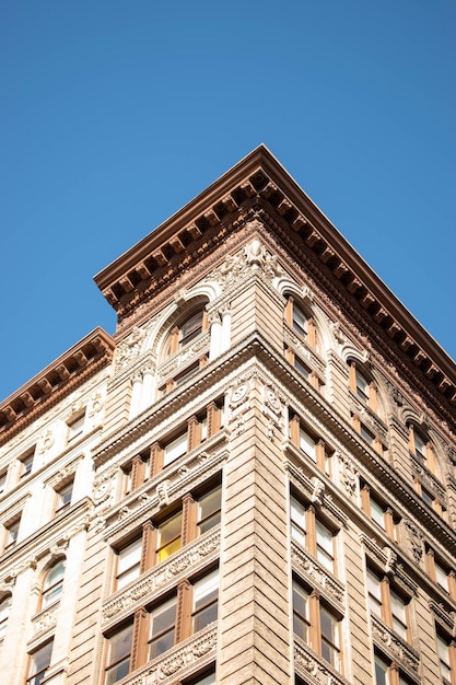 Vista a basso angolo dell'edificio contro un cielo blu limpido