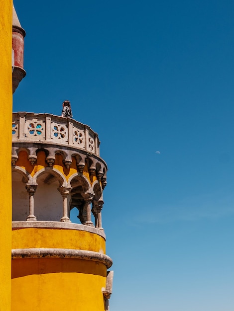 Vista a basso angolo dell'edificio contro un cielo blu limpido