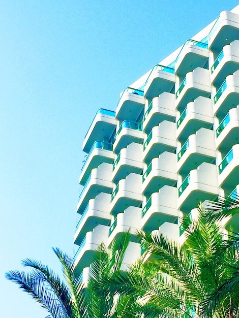 Vista a basso angolo dell'edificio contro un cielo blu limpido