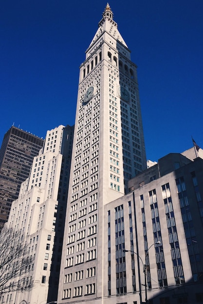 Vista a basso angolo dell'edificio contro un cielo limpido
