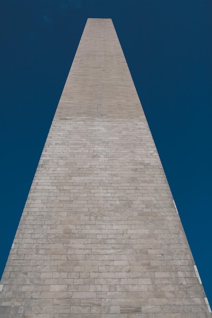 Vista a basso angolo dell'edificio storico contro il cielo blu