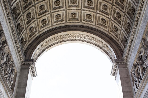 Vista a basso angolo dell'edificio storico contro il cielo