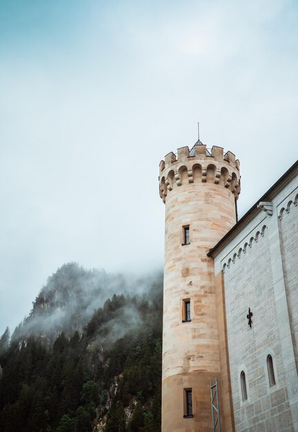 Vista a basso angolo dell'edificio storico contro il cielo