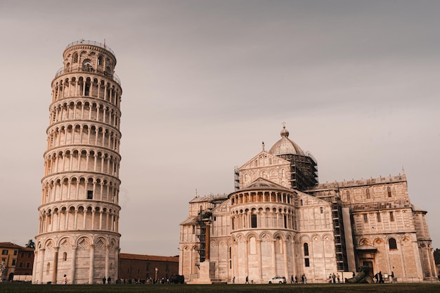 Vista a basso angolo dell'edificio storico contro il cielo