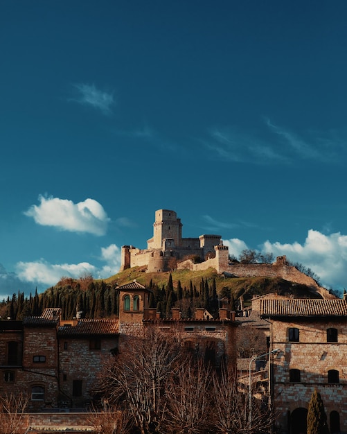 Vista a basso angolo dell'edificio storico contro il cielo