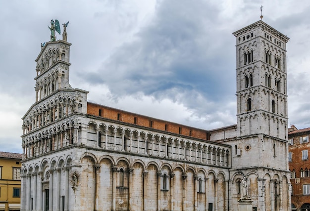 Vista a basso angolo dell'edificio storico contro il cielo