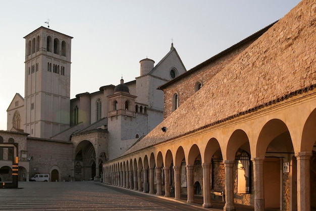 Vista a basso angolo dell'edificio storico contro il cielo