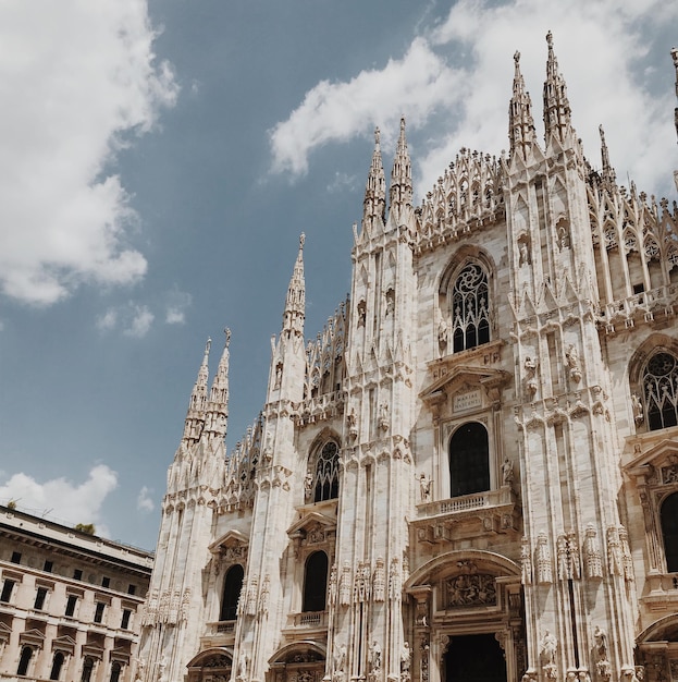 Vista a basso angolo dell'edificio storico contro il cielo