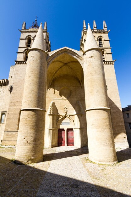 Vista a basso angolo dell'edificio storico contro un cielo blu limpido