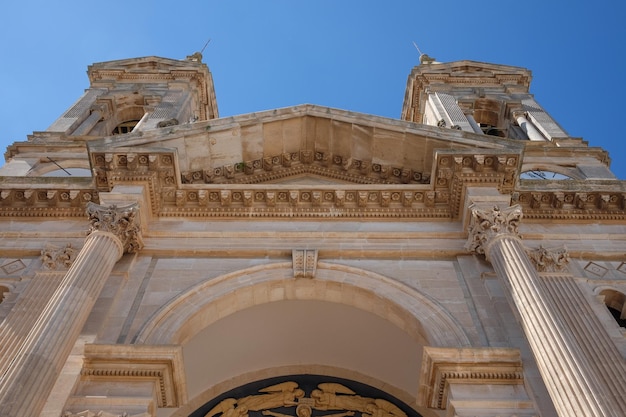 Vista a basso angolo dell'edificio storico contro un cielo limpido