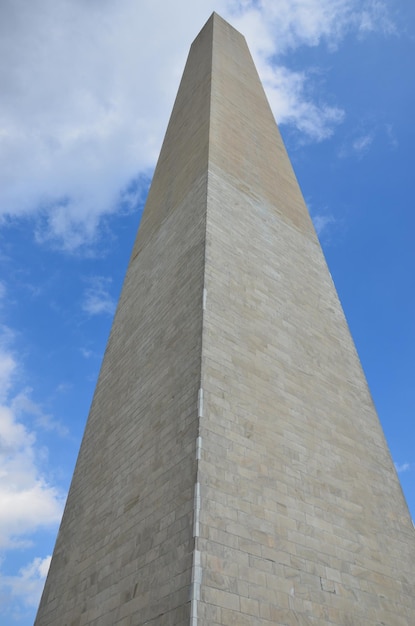 Vista a basso angolo dell'edificio storico contro un cielo nuvoloso