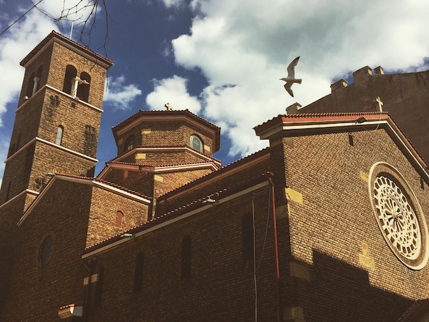 Vista a basso angolo dell'edificio storico contro un cielo nuvoloso