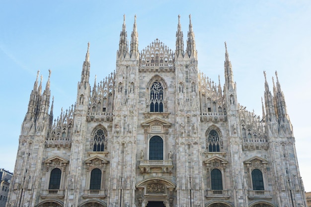 Vista a basso angolo della cattedrale contro il cielo blu