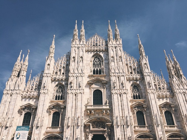 Vista a basso angolo della cattedrale contro il cielo