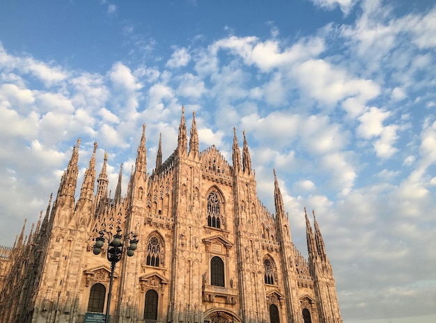 Vista a basso angolo della cattedrale contro il cielo