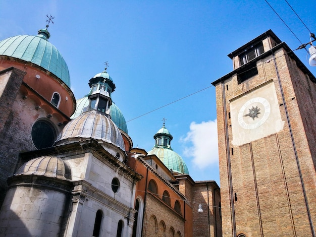 Vista a basso angolo della cattedrale di Treviso contro il cielo in città