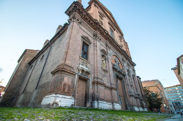 Vista a basso angolo della cattedrale storica contro il cielo