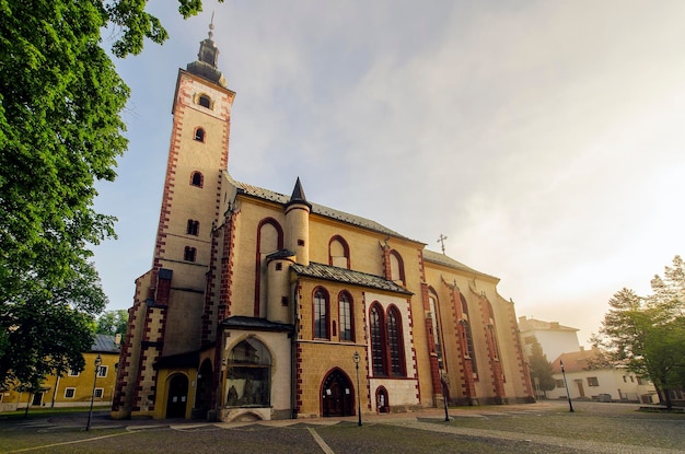 Vista a basso angolo della chiesa contro il cielo
