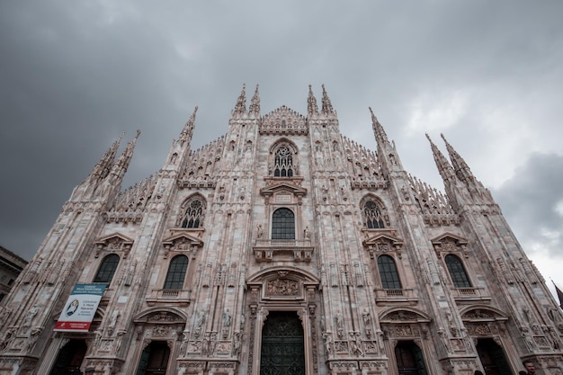 Vista a basso angolo della chiesa contro le nuvole